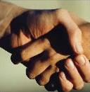 Estrechando las manos